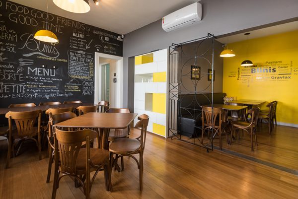 restaurante com mesa e 4 cadeiras